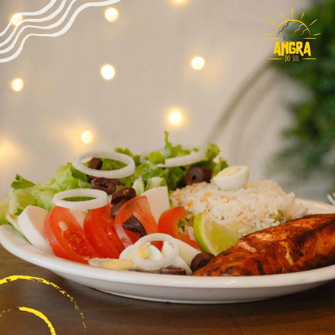 Salmão, arroz à grega e salada especial da casa.