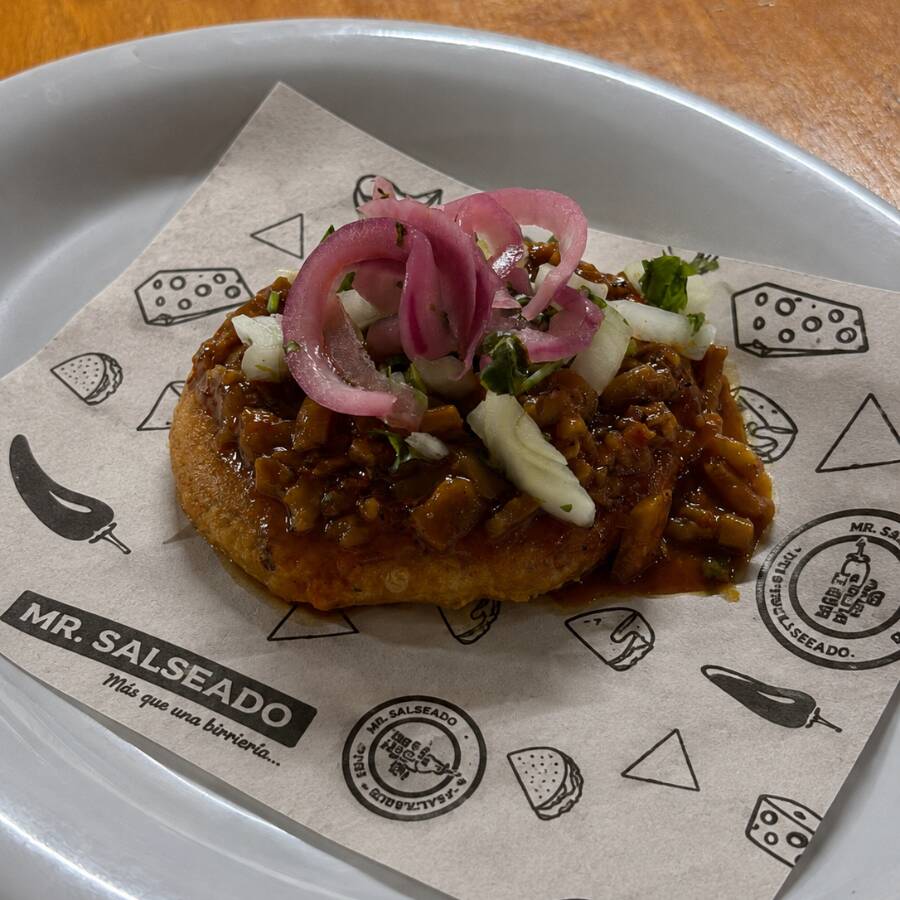 Gordita de cueritos adobados