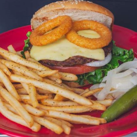 HAMBURGUESA DE RES CON AROS DE CEBOLLA Y PAPAS
