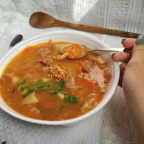 Caldo de mocotó com feijão branco, linguiça, bacon, toque de costelinha, cenoura, batata.