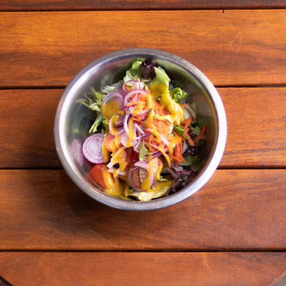 Mix de Folhas, Cenoura Ralada, Tomate Cereja, Cebola Roxa e Molho de Mostarda. Obs: Não fazemos trocas de ingredientes.