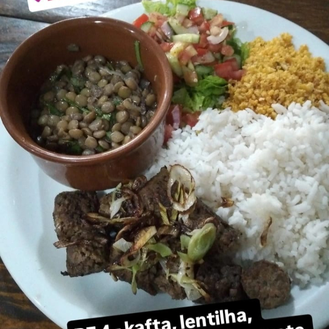 Kafta com alho poró e nirá, arroz, lentilha, farofa, alface e vinagrete