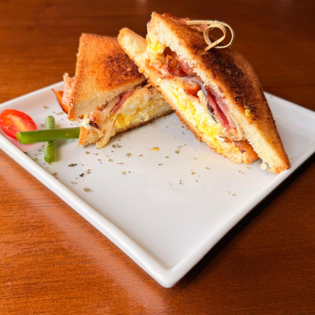 O café dos campeões! Bacon crocante, ovos cremosos e queijo derretido. Só falta o café!