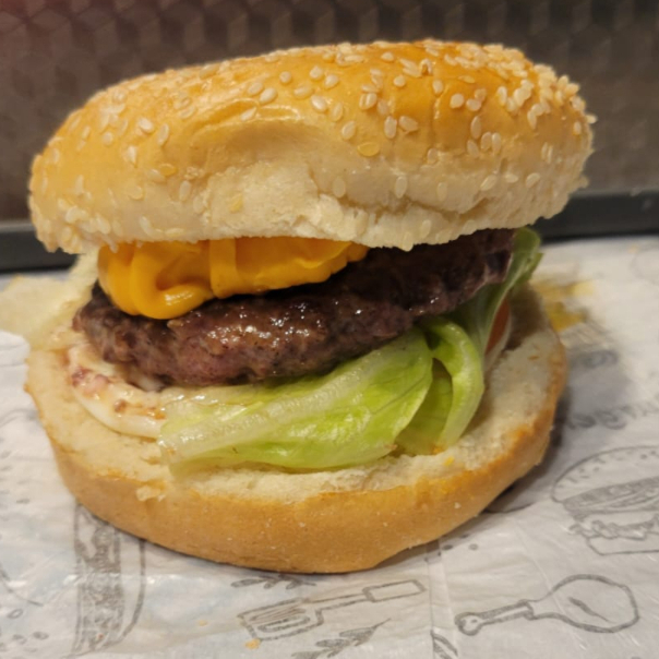 Pão de Gergelim, Burguer 120g, Queijo, Alface, Tomate, Maionese e Molho Especial.