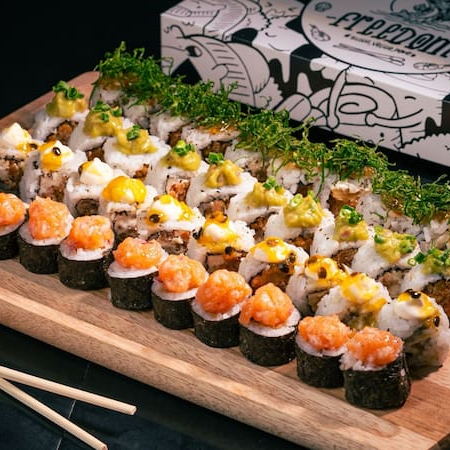 10 uramaki salmao empanado com cobertura de Guacamole - 10 uramaki salmao empanado com cobertura de cream cheese de maracuja - 10 uramaki salmao empanado com cobertura geleia de pimenta e crispe de couve - 10 hossomaki salmao empanado com cobertura de tartar fresco