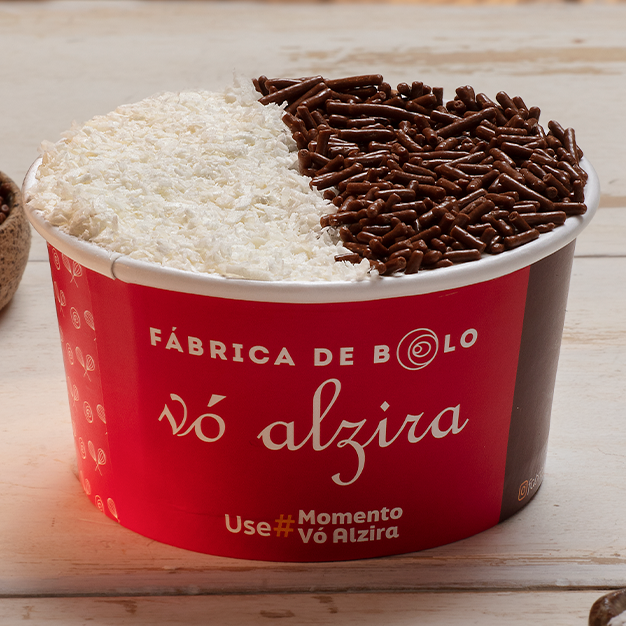 Bolo de pote caseiro, feito com duas camadas de bolo de chocolate com coco, com recheio e cobertura deliciosa de beijinho, finalizado com coco ralado polvilhado e granulado crocante de chocolate. Imagem meramente ilustrativa.