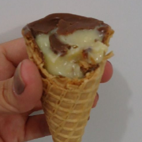 Um delicioso cone trufado recheado com creme de Kinder bueno... Topissimo