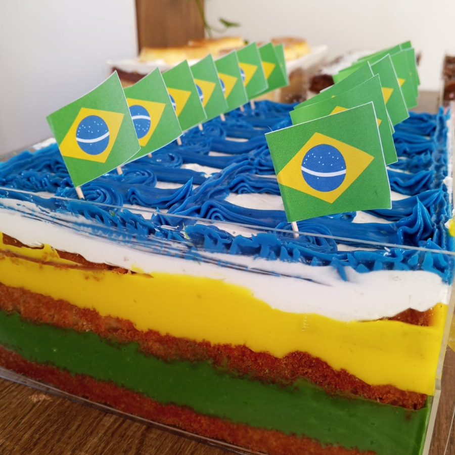 Massa branca, recheio de brigadeiro de ninho cremoso.