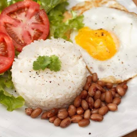 Arroz, Feijão, Ovo Frito, Salada e Farofa