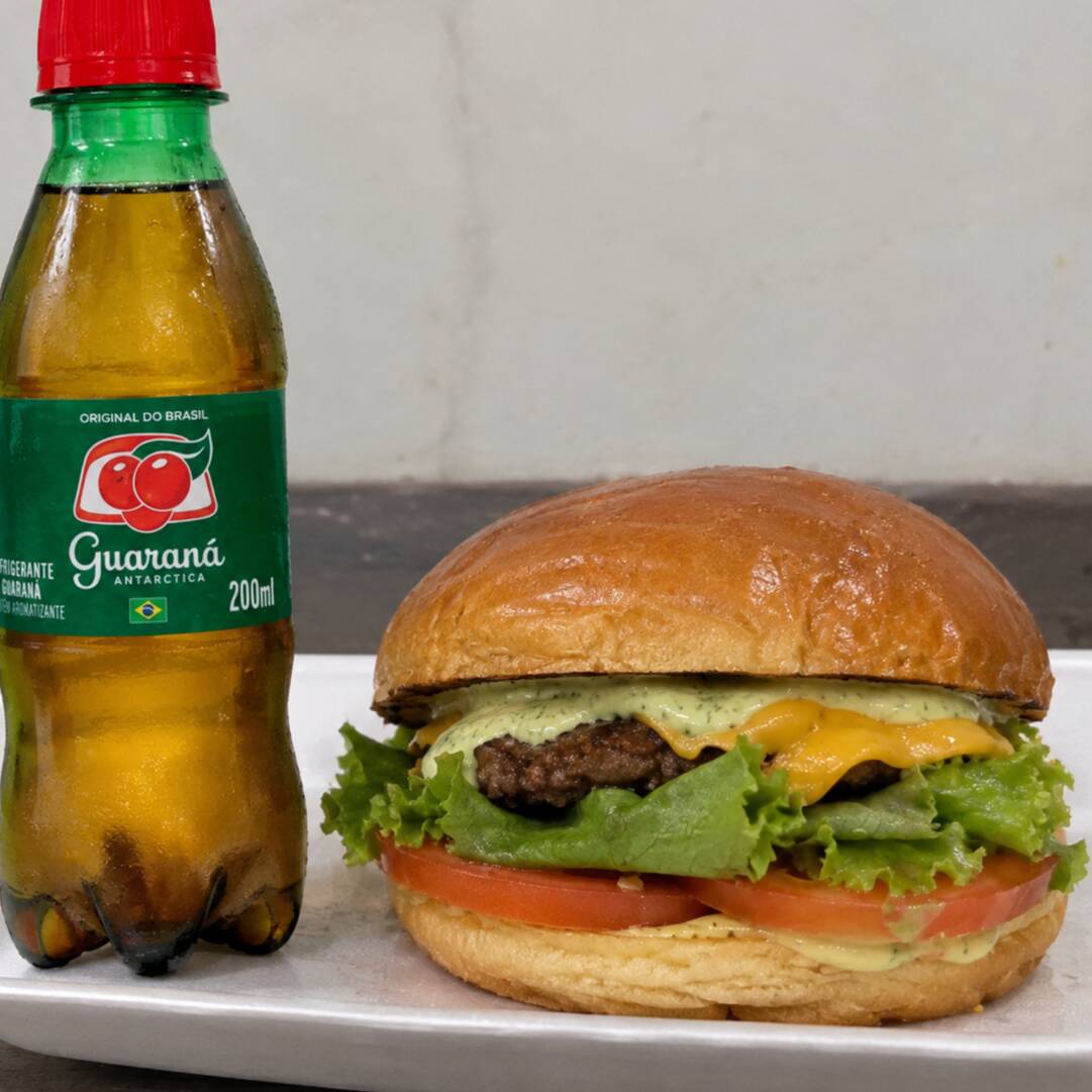1 Goyas Burger Cebola Defumada 100g (Pão brioche, hambúrguer fininho e suculento 100g, queijo cheddar, alface americana, tomate e maionese verde) + 1x guarana caçulinha 200ml.