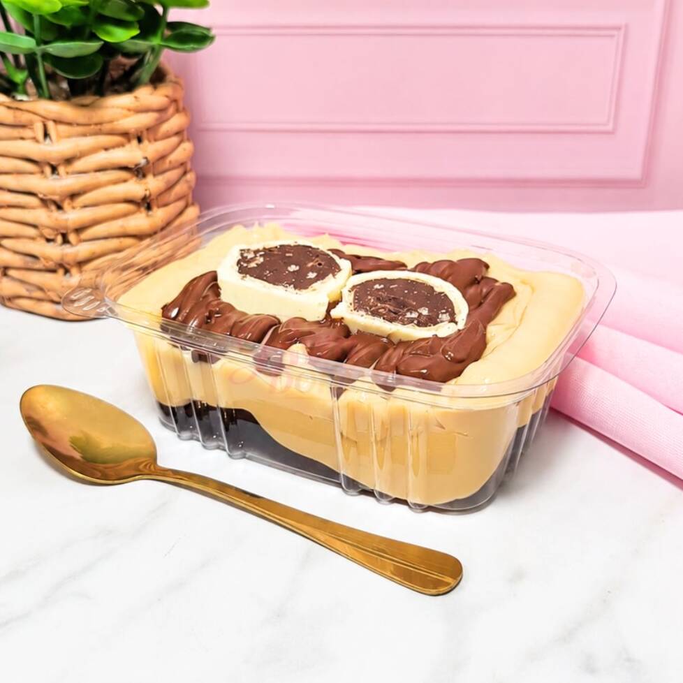 Nosso brownie delicioso coberto com nosso recheio extremamente cremoso de brigadeiro Branco, Nutella e finalizado com bombom Ouro Branco. Peso Aprox.: 250g Serve 1 pessoa.