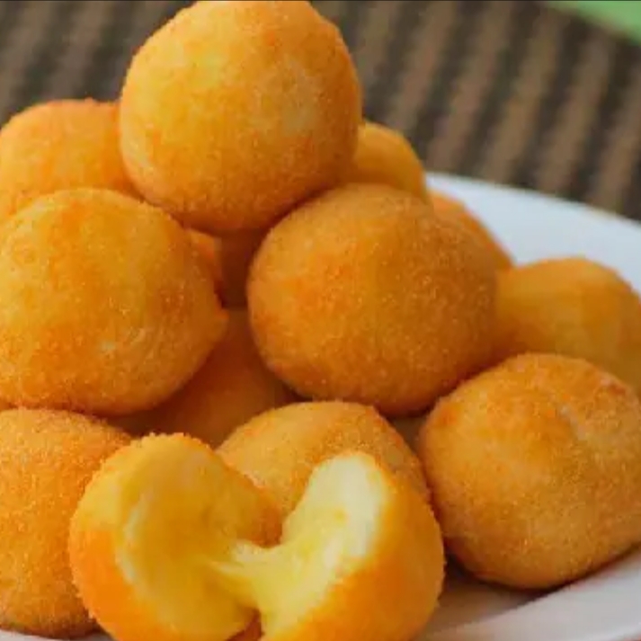 25 mini bolinho de queijo (16g cada uni.)