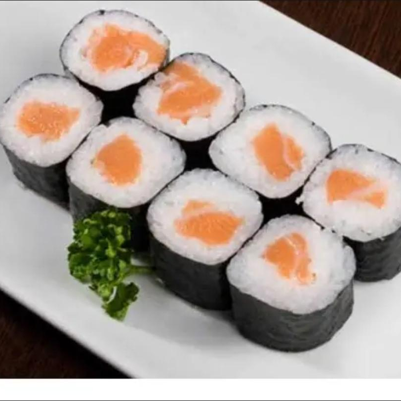 Nori, arroz, Salmão.
8 Peça.
Finalizado com cebolinha e gergelim