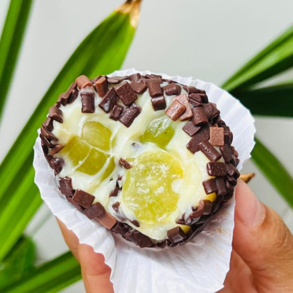 uvas verdes com brigadeiro branco envolto em granulado meio amargo nobre uma explosão de sabores