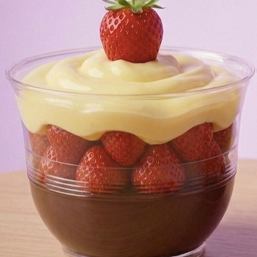 A delícia de Ninho cremoso com morangos frescos e recheio de brigadeiro. Serve até 1 pessoa (aprox. 180ml)