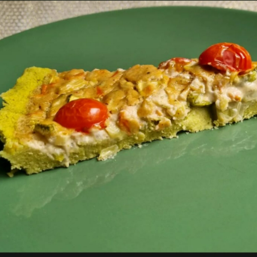 🌱 Quiche de Ervilha com Abobrinha. Uma combinação leve, cremosa e cheia de sabor! Base feita apenas com ervilha, água, azeite e sal, recheio cremoso de castanha de caju com abobrinha e tomatinhos assados. Perfeita para quem busca uma refeição nutritiva, natural e deliciosa 💚 Obs: 150g - produto congelado