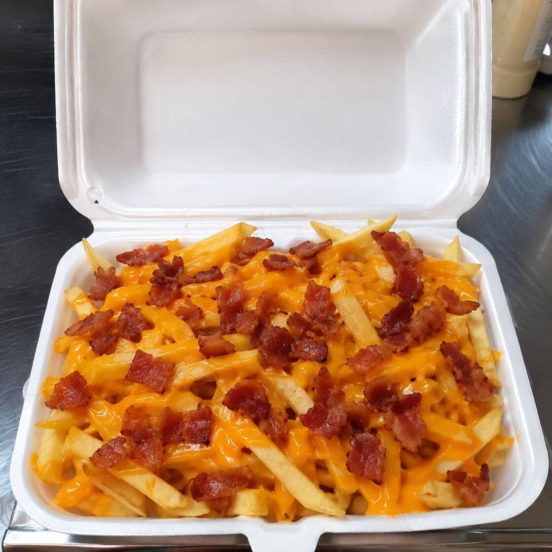 300 gramas de batata frita com bacon e cheddar