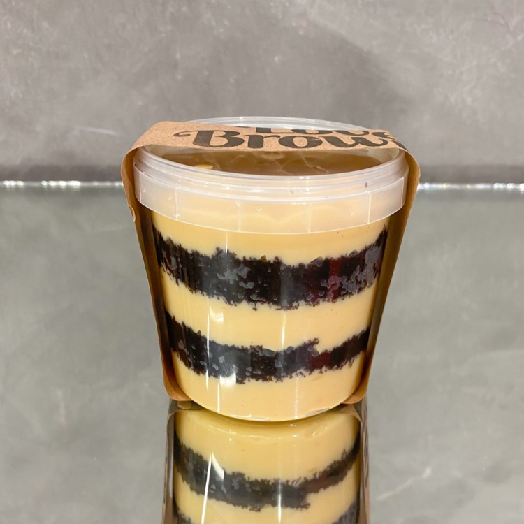Bolo de chocolate molhadinho com recheio de brigadeiro cremoso de ninho e Nutella. (pote 220ml)