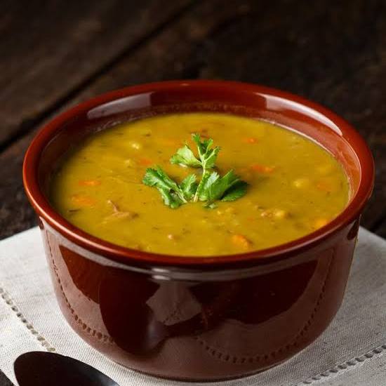 Sopa Cremosa de Ervilha com Calabresa, Bacon e Carne Creme de ervilha bem temperado, com pedaços de calabresa dourada, bacon crocante, carne macia e um toque final de salsa fresca. Aprox. 500g