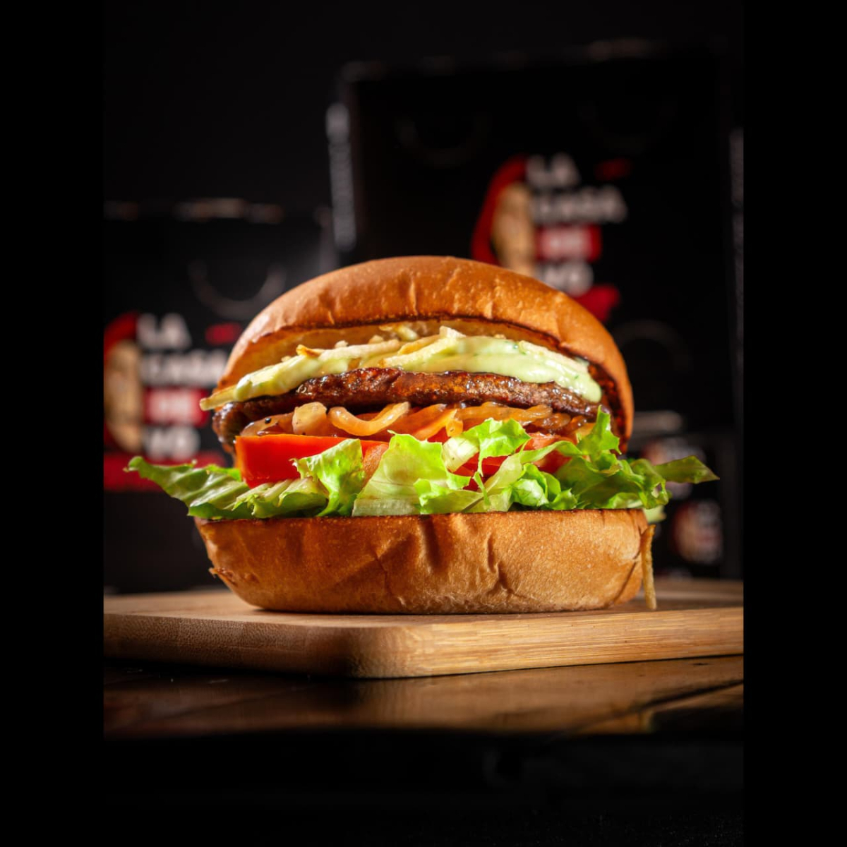 Pão gourmet, carne industrial, tomate, alface, cebola na chapa e molho especial.