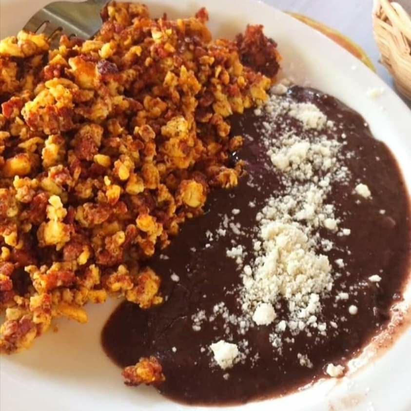Huevo con Longaniza y Té helado