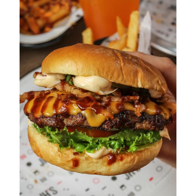 BBQ BURGER CON PAPAS