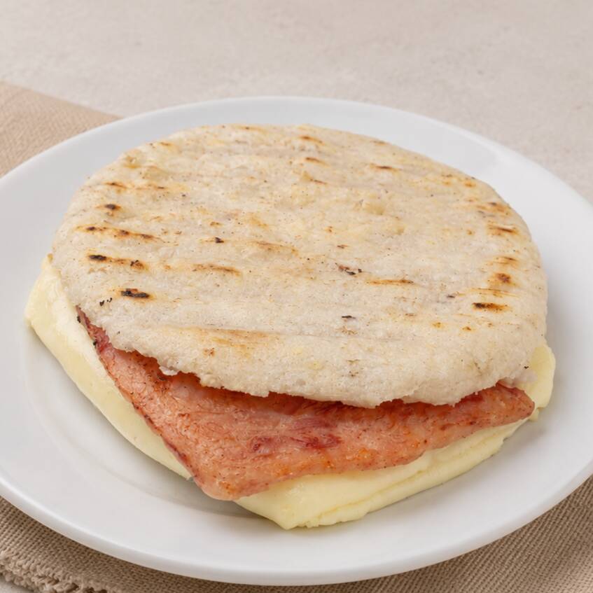 Arepa Rellena de Jamón y Queso