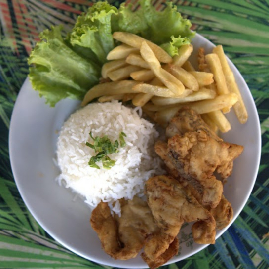 Um delicioso peixe frito com arroz branco, fritas, pirão de peixe e feijão