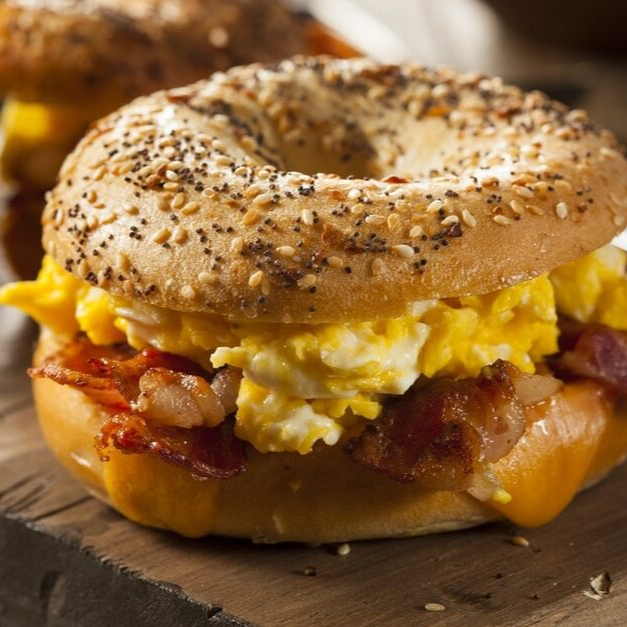 BAGEL DE HUEVO Y TOCINO