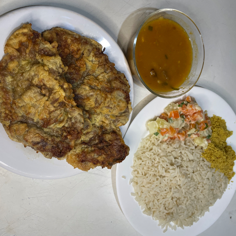 Acompanha arroz , salada de maionese, farofa e feijão