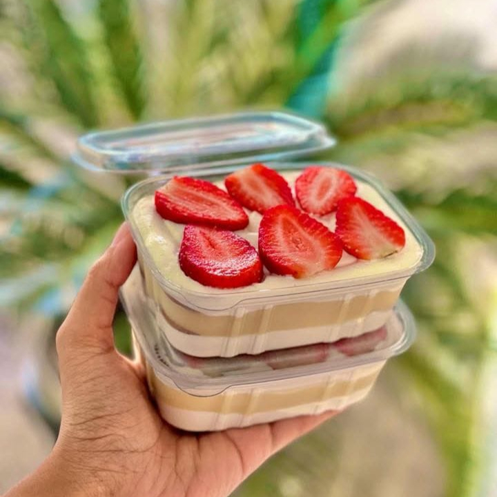 Para os apaixonados por morango, nosso pavê de ninho com morango é a sobremesa ideal. Composto com camadas de creme de ninho, biscoito maisena, mousse nuvem de ninho e finalizado com morangos frescos. Pote 250grs.