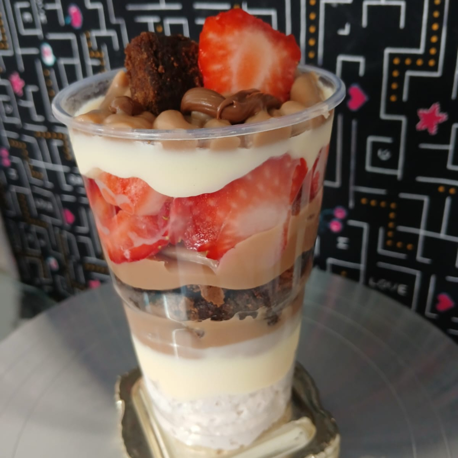 copo de 300 ml com  um creme de Nutella. Brigadeiro 50%, chantilly. Brownier e morangos frescos