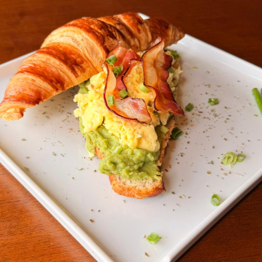 O brunch perfeito existe! Cremoso, crocante e cheio de energia para o seu Dia.