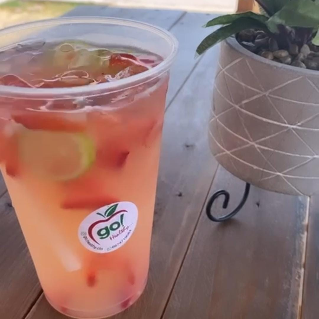 agua natural de fresa limon