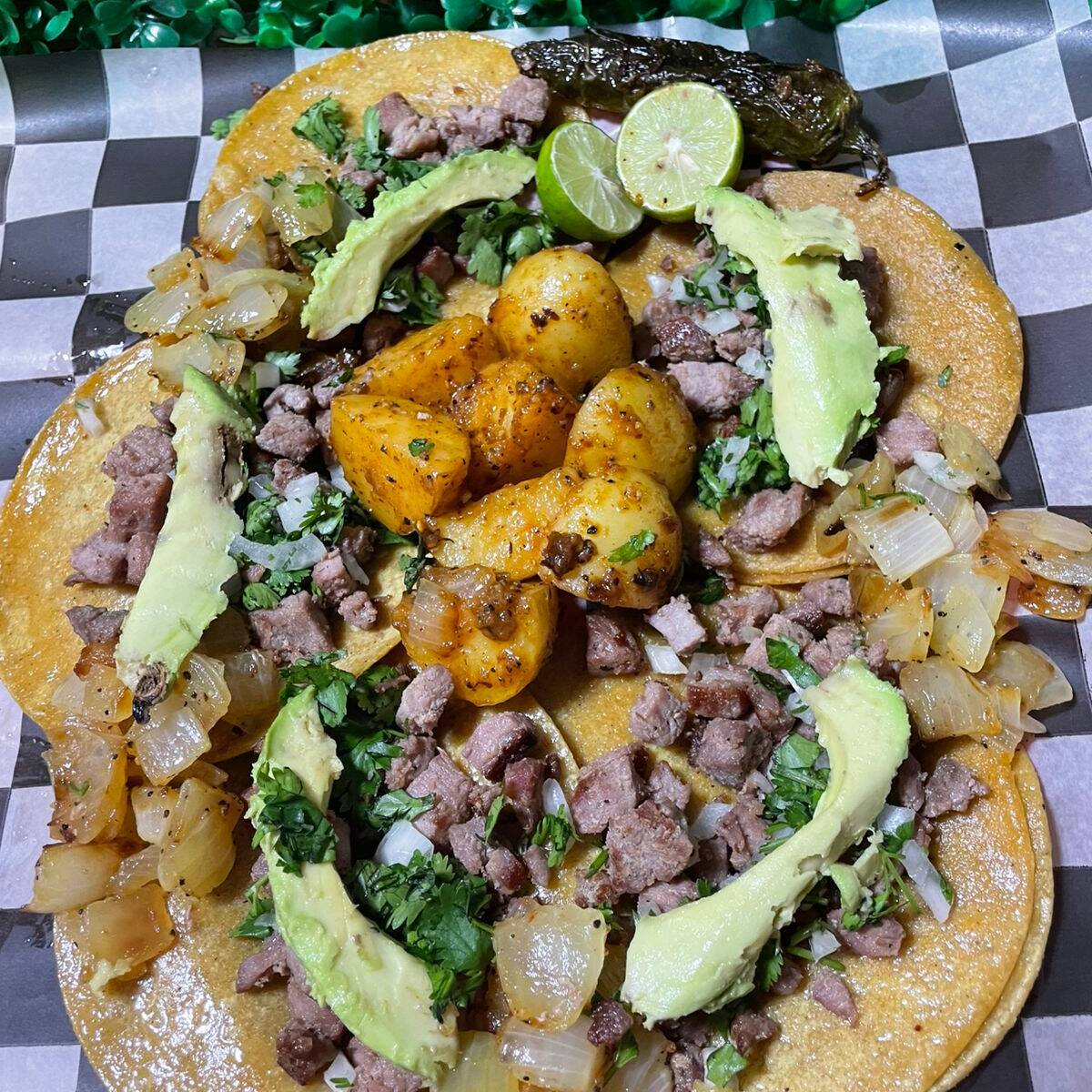 Tacos de arrachera en maíz.