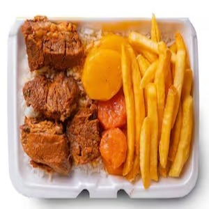 Acompanha: Arroz, feijão, picadão e legumes, fritas, salada e refrigerante 200ml. Serve 1 pessoa.