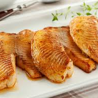 Filé de peixe com arroz à grega, banana empanada, palmito e fritas.