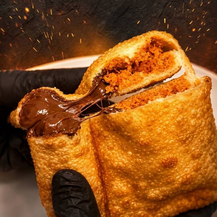 Já imaginou um pastel recheado Até A Borda? Nós tornamos isso realidade. Massa dourada, recheio caprichado e uma borda dos deuses para fechar com chave de ouro.
