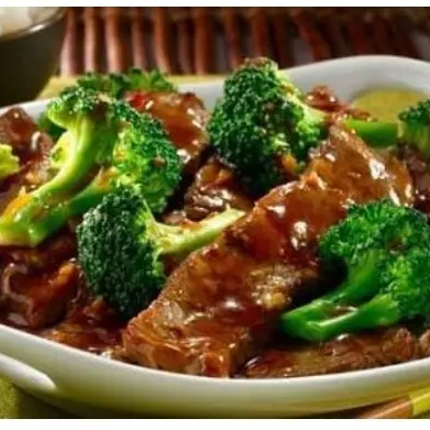 Carne bovina ,com Brócolis ,pimentão verde e ao molho de soja.