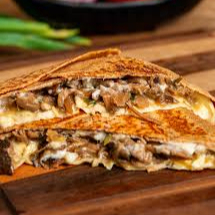 Crepe com massa fina e crocante, recheado com muçarela derretid,, mix de cogumelos refogados(shitake, shimeji e paris.) e requeijão cremoso. trazendo leveza e sabor na medida certa.