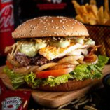 Pão gourmet, smash burguer 100g, queijo mussarela, ovo, tomate, alface, cebola na chapa e molho especial.