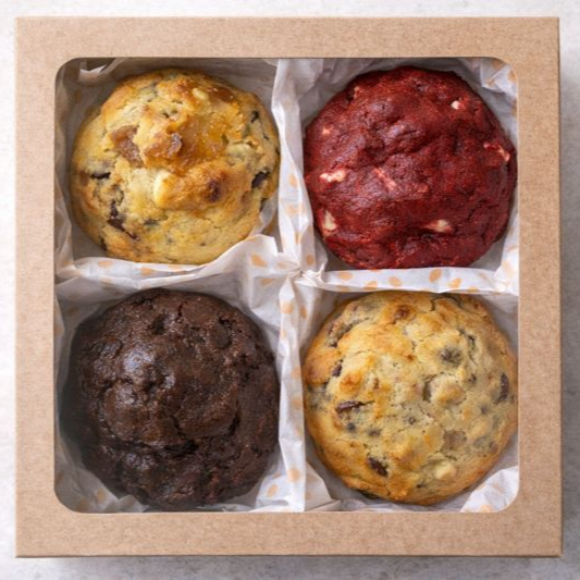 Nosso combo campeão, mais pedido da Jô. Com os 4 cookie preferidos de 120g, perfeitos para quem quer provar o melhor de tudo. Cookies grandes, macios por dentro e crocante por fora. O combo inclui: 🍫 Cookie Nutella (Massa rica feita com três tipos de chocolate, recheada com Nutella cremosa.) ❤️ Red Velvet (Cookie red velvet macio, recheado com ganache de cream cheese e geleia artesanal de frutas vermelhas.) 🍪 Chocolate Chips (Cookie clássico com chocolate ao leite e amargo, equilibrando doçura e intensidade.) 🍫 Fudge Brownie(Cookie de chocolate intenso, recheado com brownie e ganache meio amargo, textura úmida e marcante). Todos assados na hora!