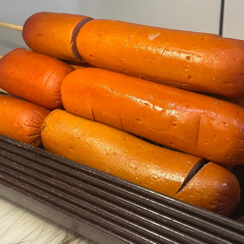 Salsicha padronizada Rica. Aproximadamente 160g