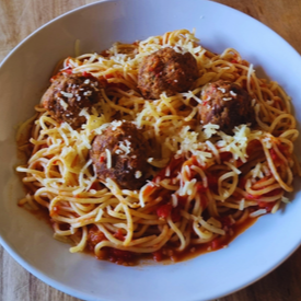 Molho de tomate fresco, simples e bem equilibrado, realçando o sabor natural do tomate italiano com manjericão. Leve, clássico e versátil — acompanham deliciosas almôndegas bovinas. Combina muita bem com spaghetti.