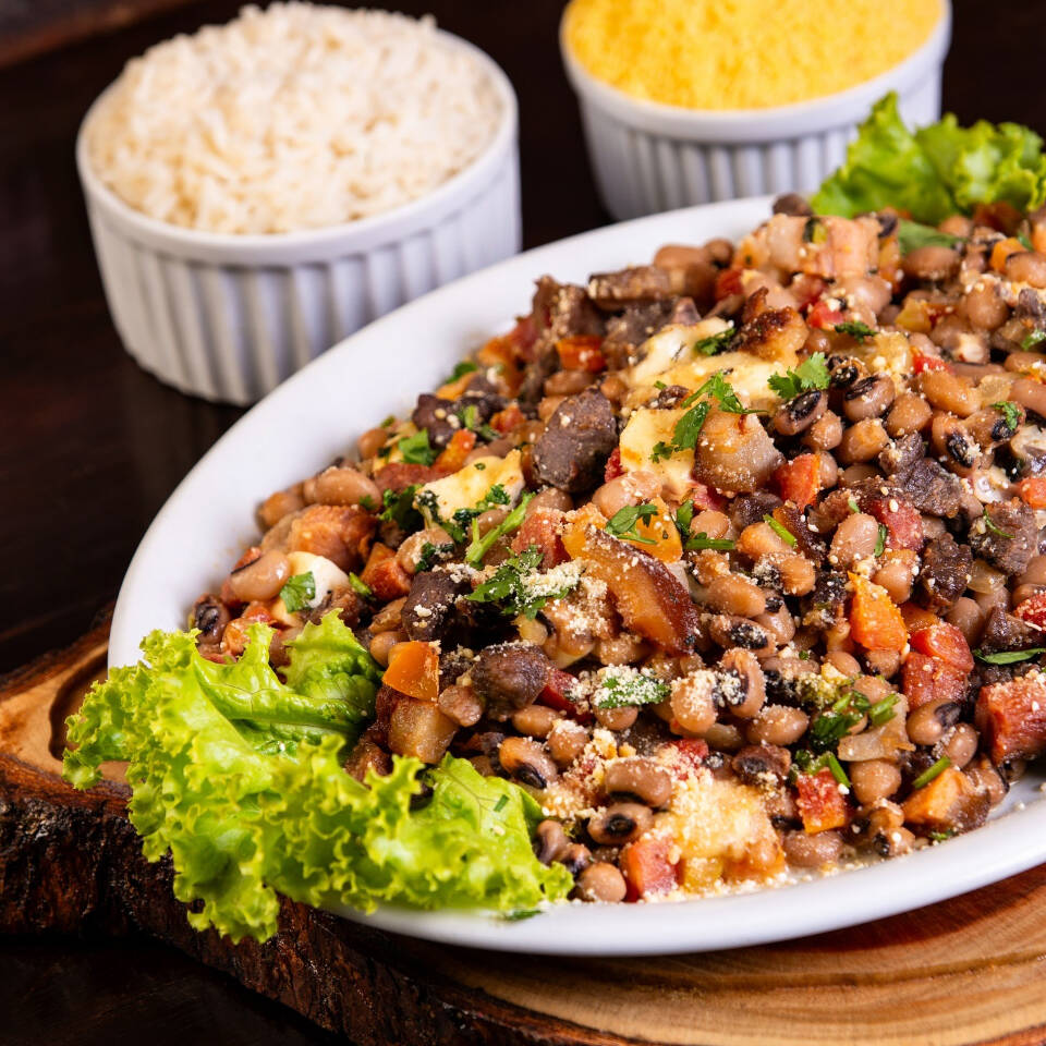 Arroz,feijao,farofa de ovos,batata frita e vinagrete