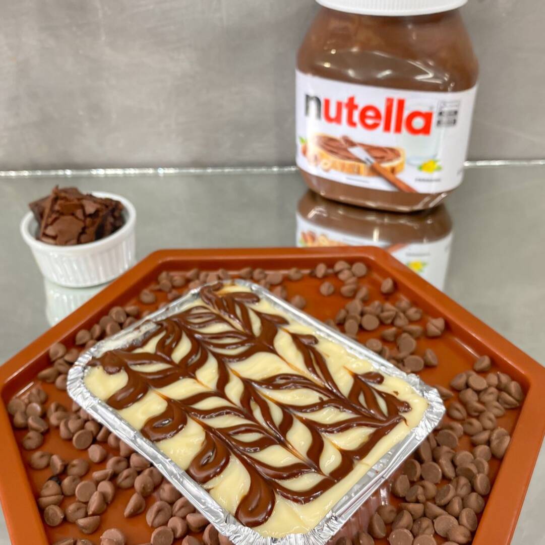 Brownie macio e intenso coberto com creme de Ninho e Nutella cremosa. Uma combinação irresistível e cheia de sabor.