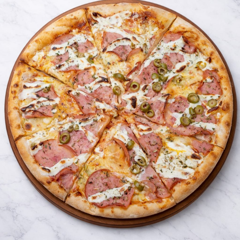 Molho de tomate, queijo mussarela, lombo canadense, cebola, oregano e azeitonas.