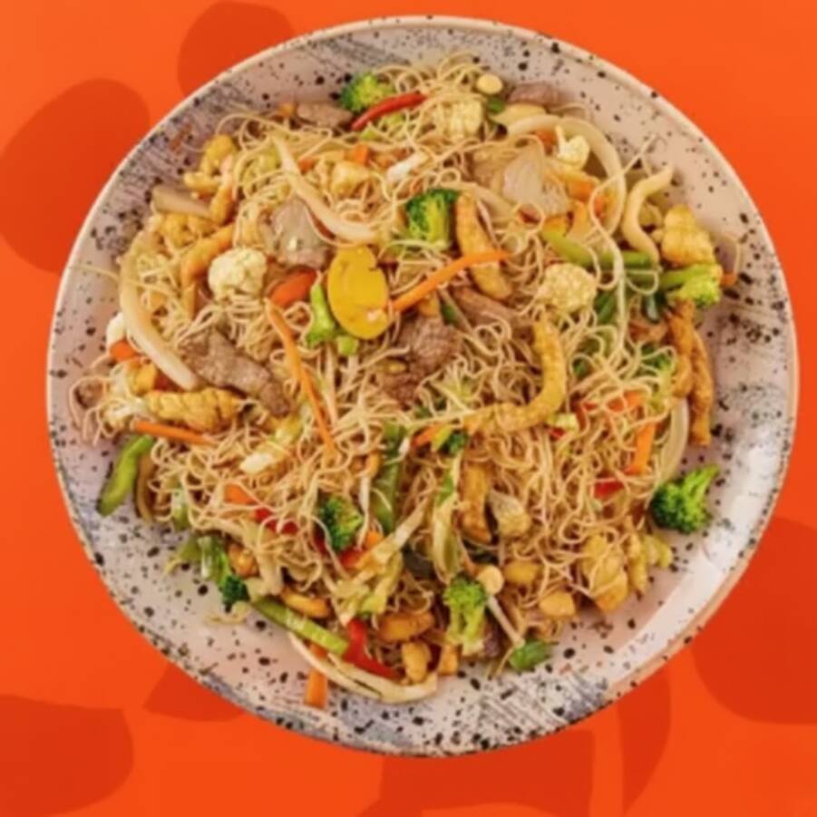 Macarrão de arroz ao molho shoyu com tiras de carne bovina, lombo, frango, brócolis, couve-flor, cenoura, cebola, repolho, pimentões, cogumelo e cebolinha. Preparado no wok chinês de forma artesanal com ingredientes frescos.