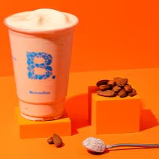 Leite, banana, supercafé sabor avelã, whey protein e pedacinhos de amêndoas. (26g proteína) *500ml