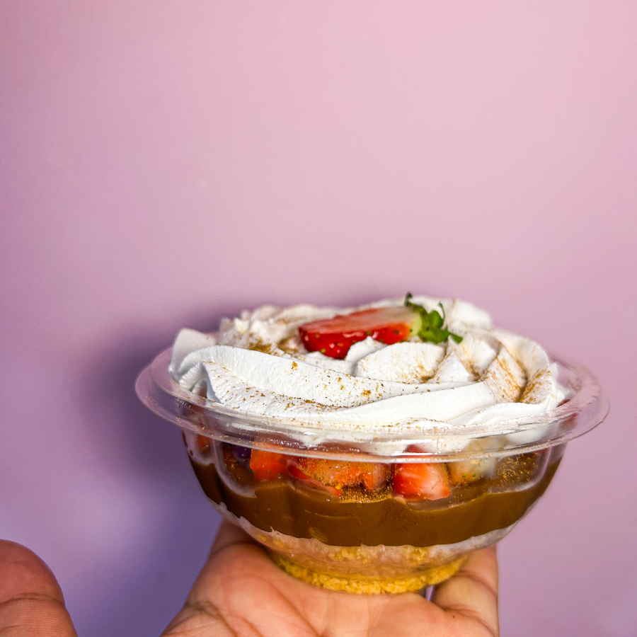 biscoito amanteigado,doce de leite,morangos picadose chantilly
